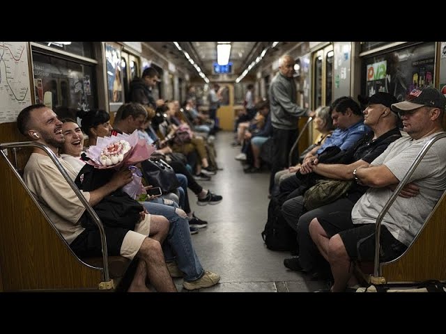 No Comment. Les Ukrainiens chantent dans le métro, en s'abritant d'une frappe massive russ