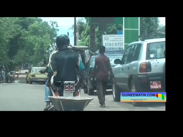 ⁣Comment transporter une brouette quand on est sur une moto ? Nous sommes à Kipé, banlieue de Conakry