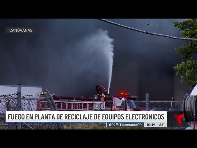 ⁣Intenso incendio en fábrica de reciclaje en Canóvanas