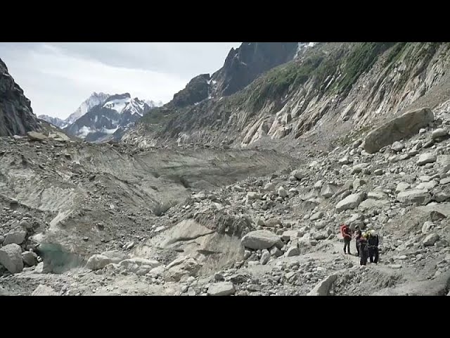 ⁣Turistas llegan de forma masiva al glaciar Mer de Glace antes de que desaparezca