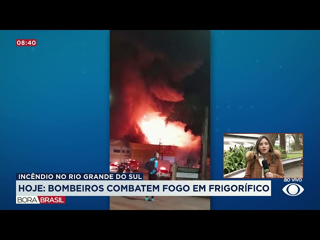 ⁣Bombeiros combatem incêndio em frigorífico no RS