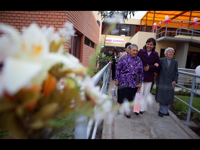 Abuelitos se vacilan en el aniversario de la casa 'Hogar Canevaro'