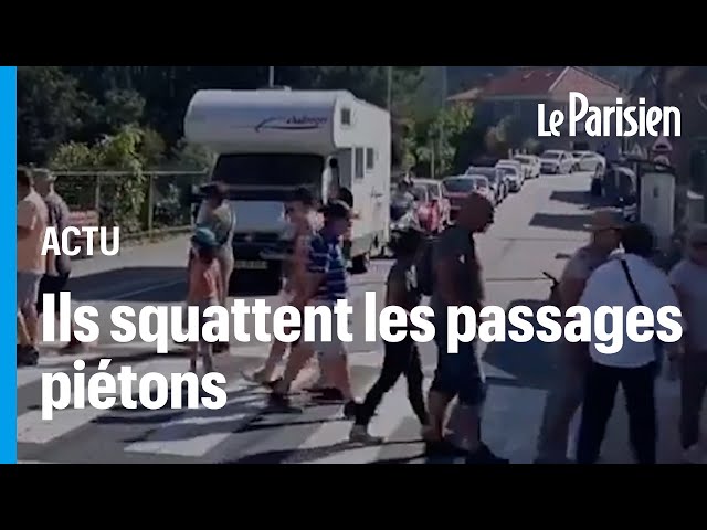 ⁣Espagne : ils traversent un passage piéton en continu pour bloquer les touristes