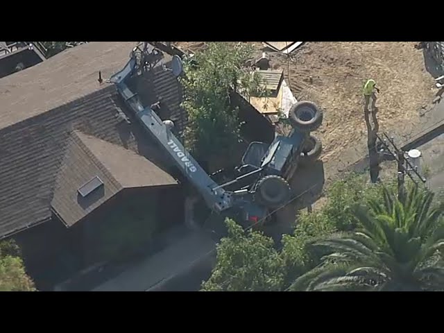 ⁣YIKES: Crane smashes into home on same day house was sold