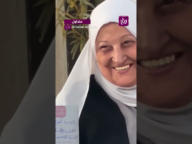 ⁣شابة تنشر البهجة على وجهوه الناس بعبارات لطيفة مكتوبة على بطاقات