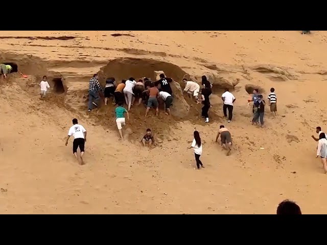 ⁣Tourists rescue children from collapsing sand dune in N China