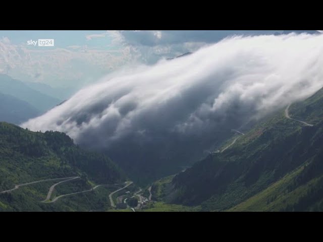 ⁣Un "fiume di nuvole" scende sulle Alpi svizzere