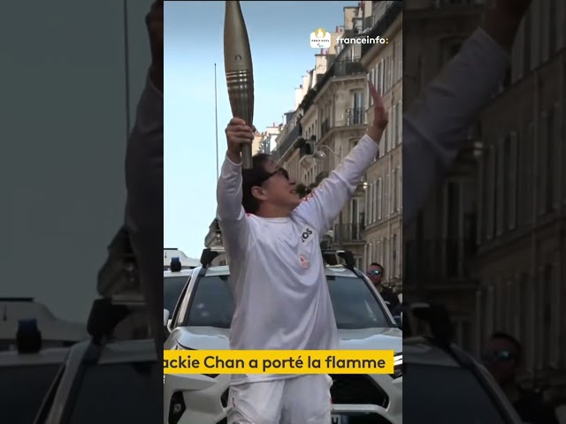 ⁣L'acteur chinois Jackie Chan a porté la flamme paralympique