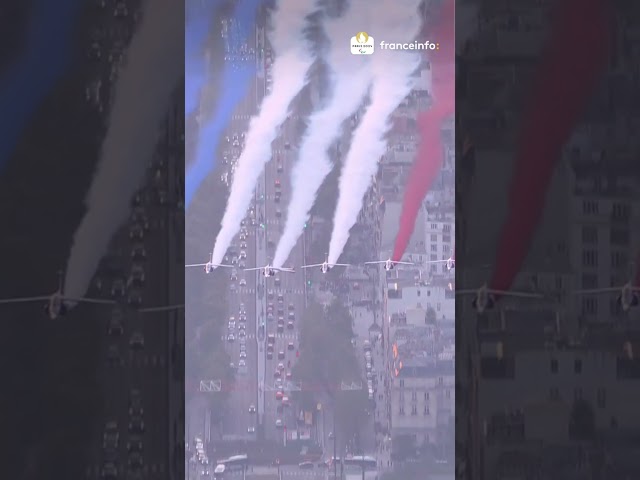 La Patrouille de France survole Paris