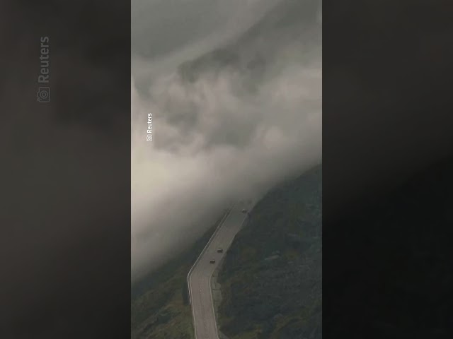 ⁣Imponente "río de nubes" en los Alpes Suizos