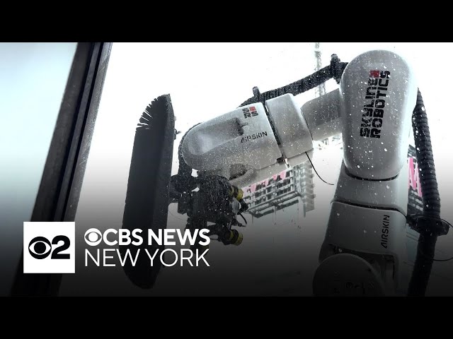 ⁣Video shows window cleaning robots on NYC skyscraper