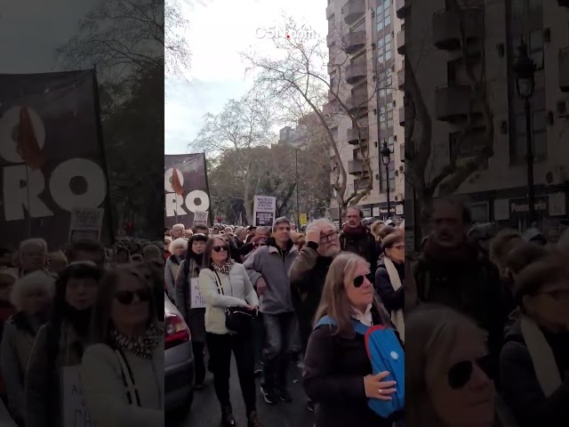 ⁣JUBILADOS marcharon a PLAZA DE MAYO