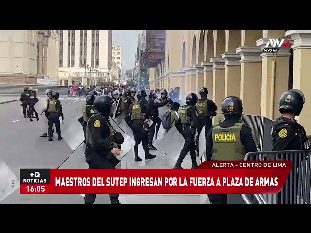 Maestros del Sutep ingresan a la fuerza a la plaza de Armas