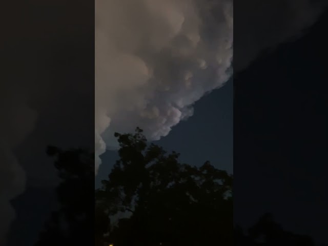 ⁣‘Crazy' clouds full of lightning as severe storms batter Chicago area