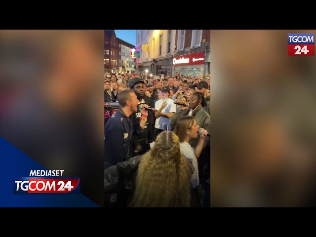 ⁣Coldplay, Chris Martin canta in strada a sorpresa per il lancio del nuovo singolo