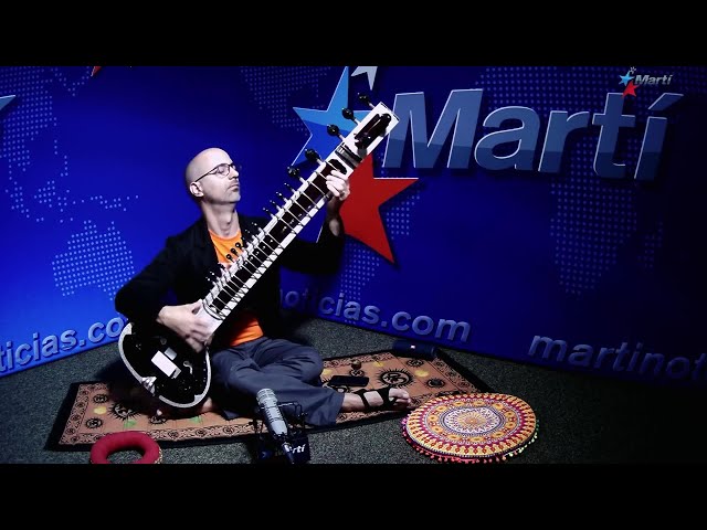 ⁣Músico Arsenio Díaz, fusiona ritmos cubanos con el sitar, un instrumento de la India.