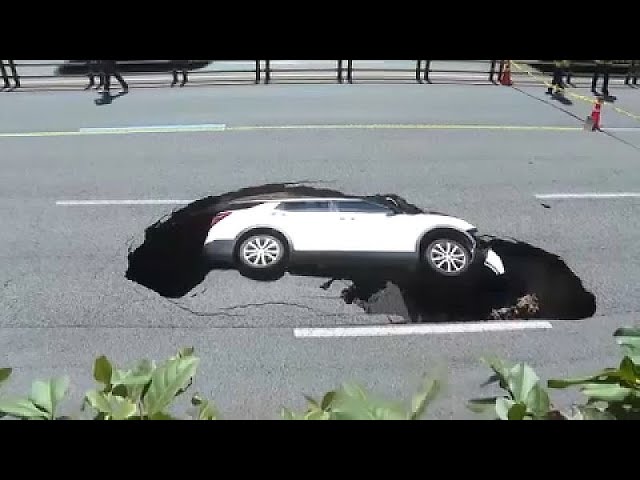 Erdloch verschluckt plötzlich ein Auto in Südkorea