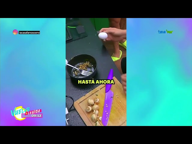 ⁣Adrián Marcelo se mete a la cocina para aprender a romper un huevo y batirlos.