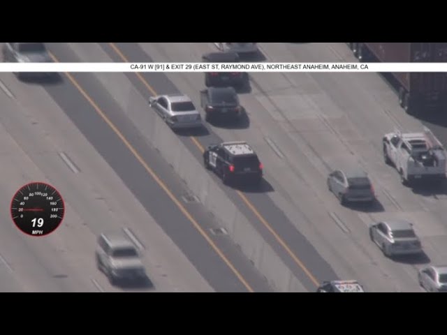 ⁣Live: Officers chase Mercedes-Benz driver on SoCal freeways