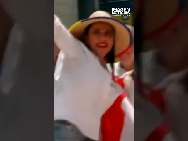 ⁣Sandra Cuevas se cuela en marcha opositora en Venezuela | Shorts | Zea