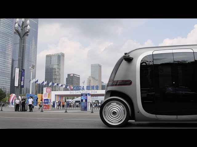 ⁣China-made driverless minibus attracts attention at big data expo