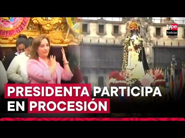 ⁣Presidenta Dina Boluarte carga el anda de Santa Rosa de Lima