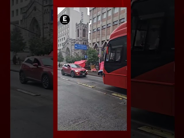 ⁣Mujer invade carril de Metrobús en CDMX y...