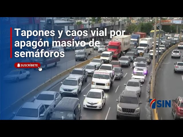 ⁣Tapones y caos vial por apagón masivo de semáforos