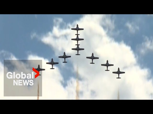 ⁣Canadian International Air Show commemorates 75th anniversary, dazzles Toronto skies