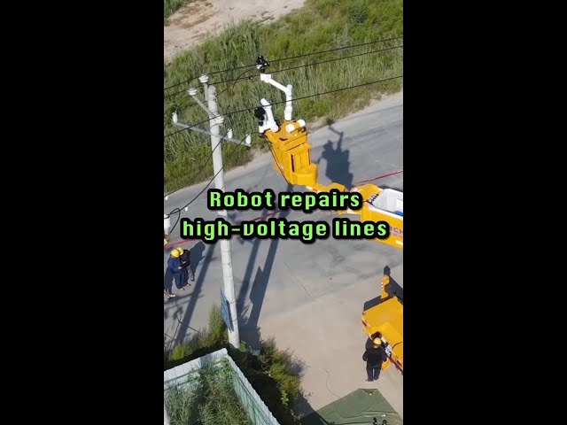 ⁣Robot repairs high-voltage power lines in N China