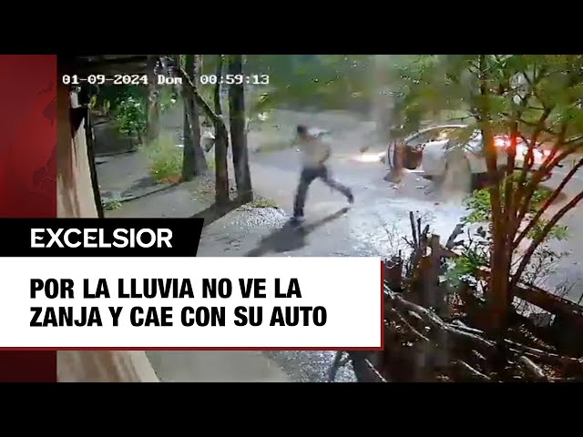 ⁣Por la lluvia no ve la zanja y cae con su auto; tremendo susto en Guadalupe, NL