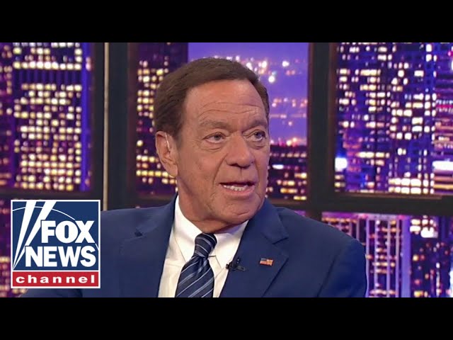 ⁣Joe Piscopo breaks out some Frank Sinatra