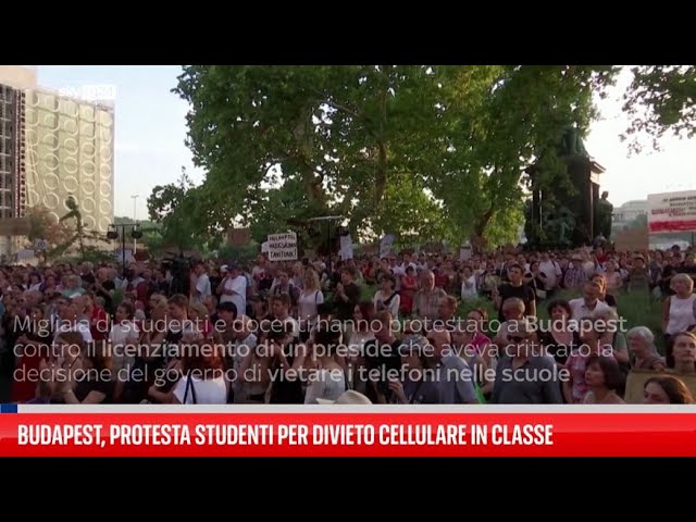 ⁣Budapest, protesta studenti per divieto cellulare in classe