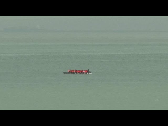 ⁣Migrant boat attempts another English Channel crossing a day after deadly capsizing