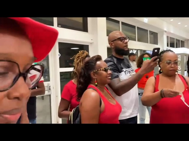 Les manifestants font des courses fictives à l'hypermarché de Dillon à Fort-de-France