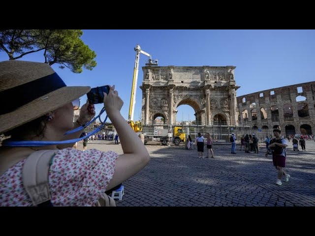 ⁣Italian authorities begin repair works on Arch of Constantine after lightning strike