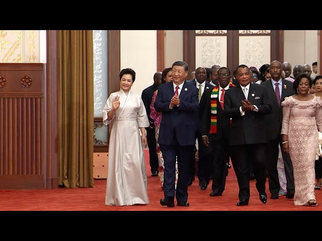 ⁣Xi Jinping and Peng Liyuan walk into banquet hall with FOCAC guests