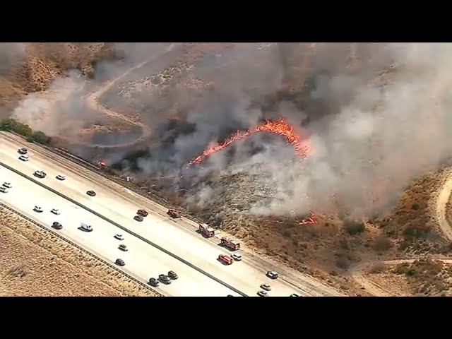 ⁣2 brush fires break out along 14 Freeway in Santa Clarita