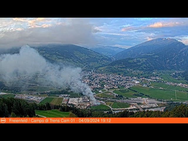 ⁣Incendio a Vipiteno, in fiamme il magazzino di un'azienda