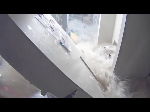 ⁣Water bursts through walls and destroys Smithtown Library in New York