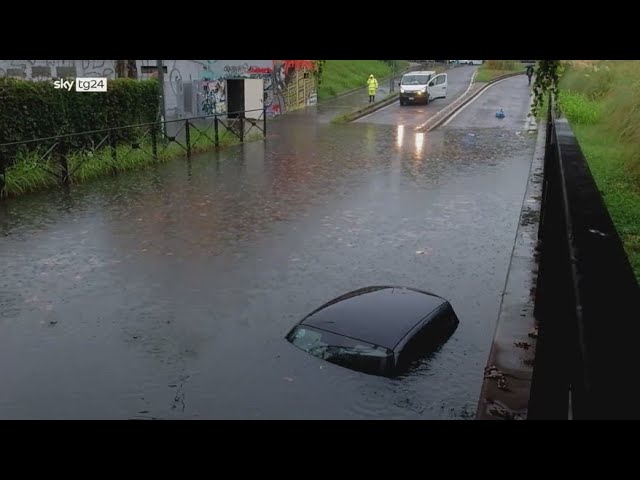 ⁣Maltempo, auto bloccata in sottopasso allagato