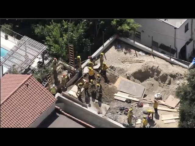 ⁣Live: Firefighters are trying to rescue a worker trapped in a trench in Los Feliz.