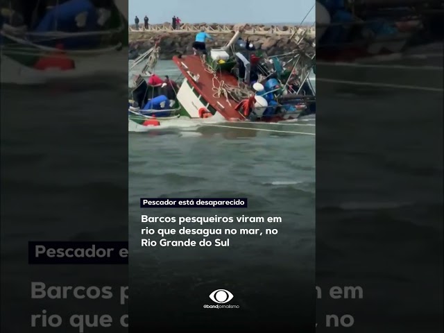 Barcos pesqueiros viram em rio, no Rio Grande do Sul