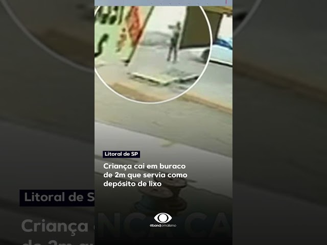 ⁣Em São Sebastião, uma criança caiu em um buraco. O local servia como depósito de lixo #shorts