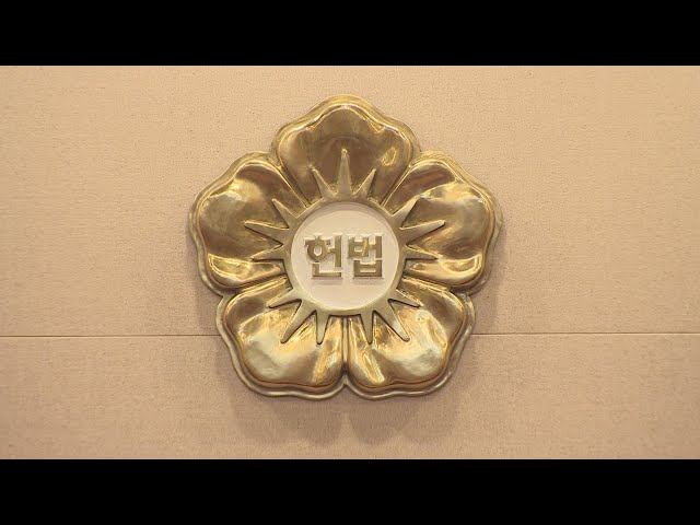 공무원 가족 코로나 생활지원 제외…"평등권 침해 아냐" / 연합뉴스TV (YonhapnewsTV)