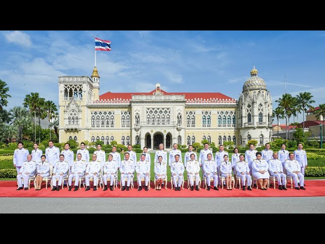 ⁣นายกฯแพทองธาร นำคณะรัฐมนตรีชุดใหม่ถ่ายภาพหมู่ บริเวณสนามหญ้าหน้าตึกไทยคู่ฟ้า ทำเนียบรัฐบาล