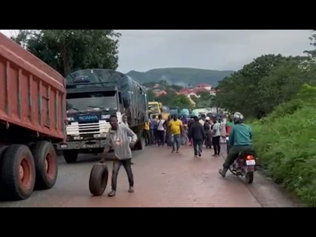 ⁣ Glissement de terrain à Dioumayah (Dubréka) : la route bloquée par un amas de terre et d’arbres