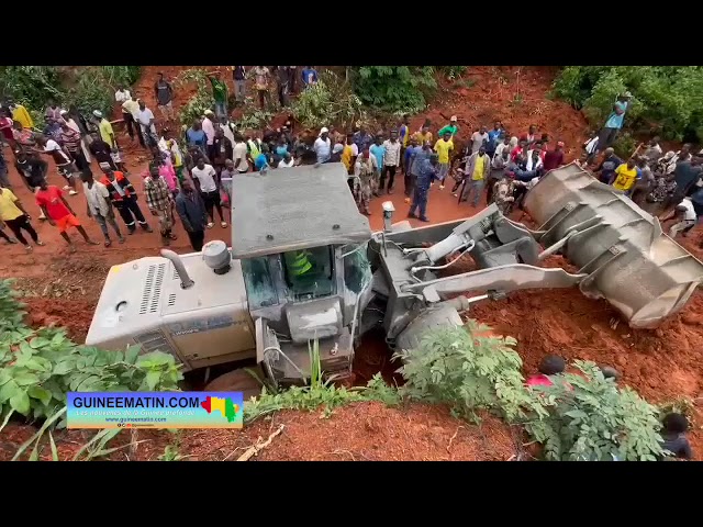 ⁣Glissement de terrain à Djoumayah : les efforts des citoyens et des agents pour libérer la route