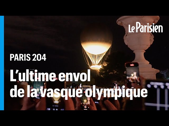 ⁣Minuit à Paris, la foule chante la Marseillaise lors du dernier envol de la vasque olympique