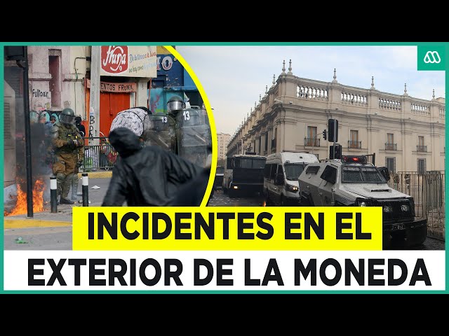 ⁣Incidentes en La Moneda: Manifestantes lanzaron bombas de pintura al palacio